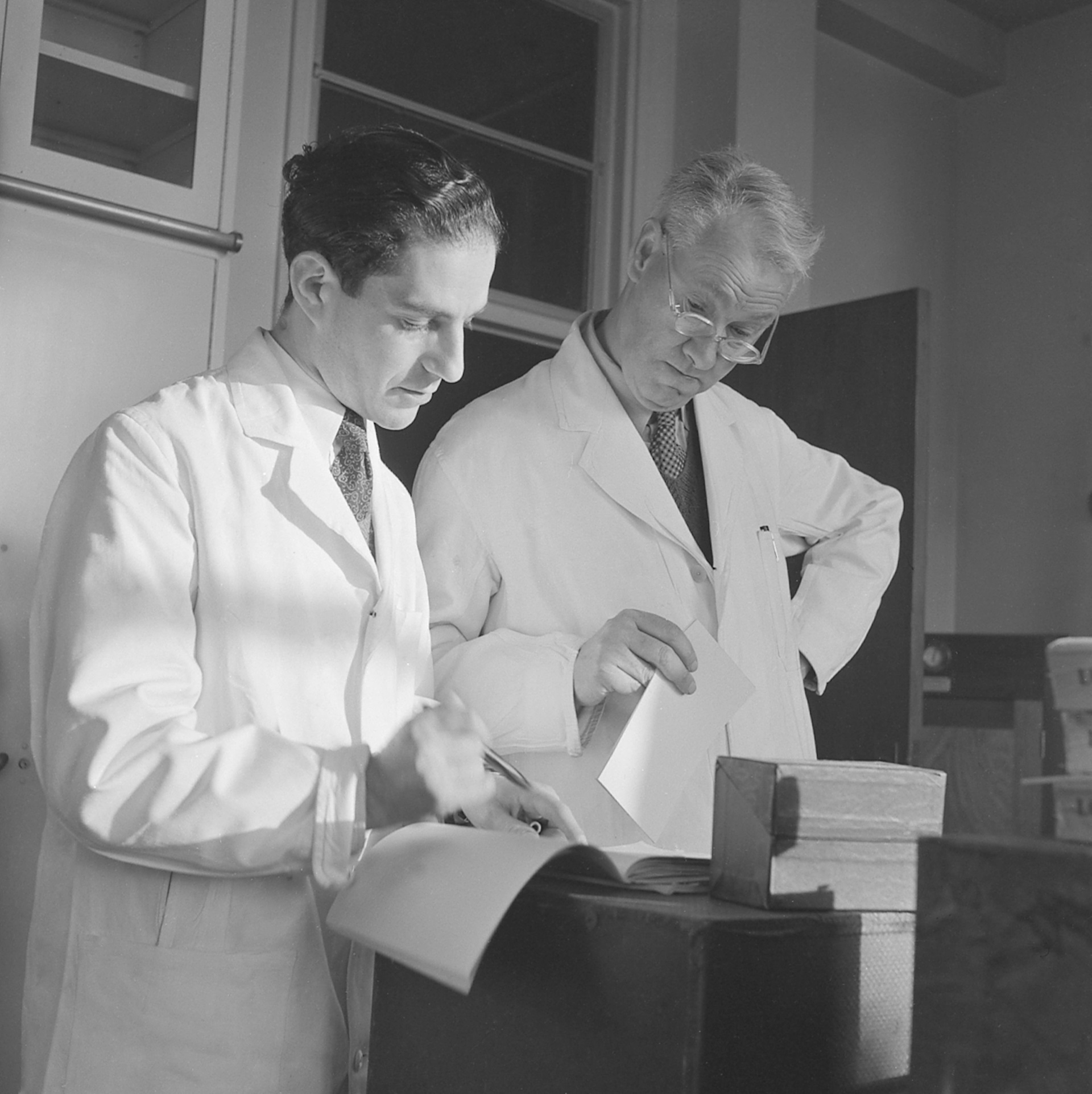 Influenza-England-Unknown Doctors are looking at papers