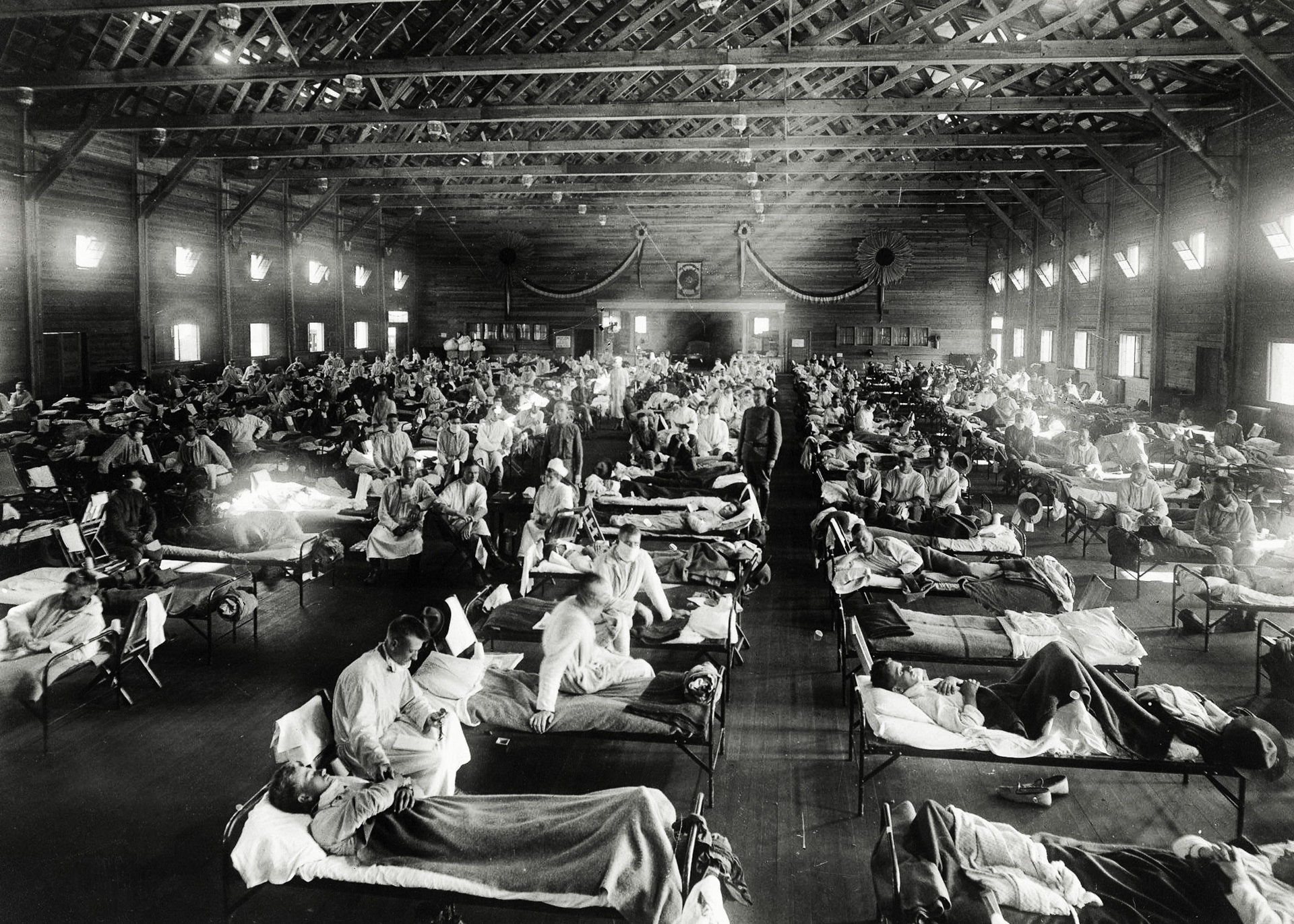 Influenza-USA-1918 Patients being treated at an emergency hospital