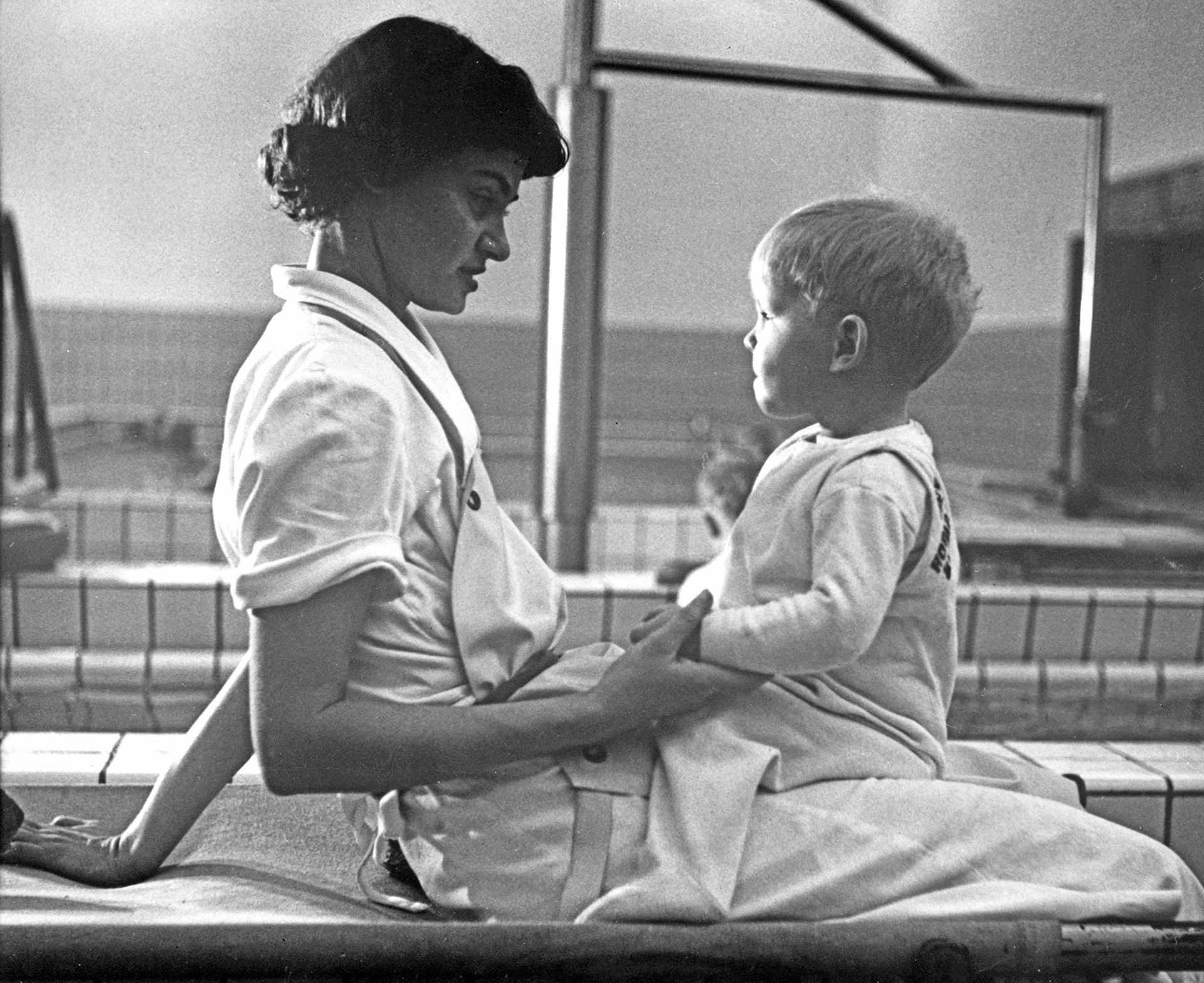 Polio-Bedtimestory-Unkown A nurse telling a bedtime story to a child
