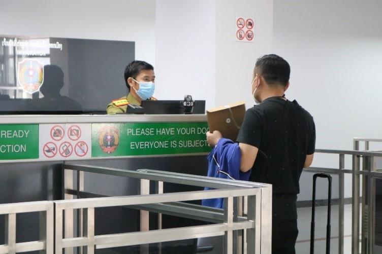 20201120-covid-19-air-travel-immigration-check 20201120-covid-19-air-travel-immigration-check