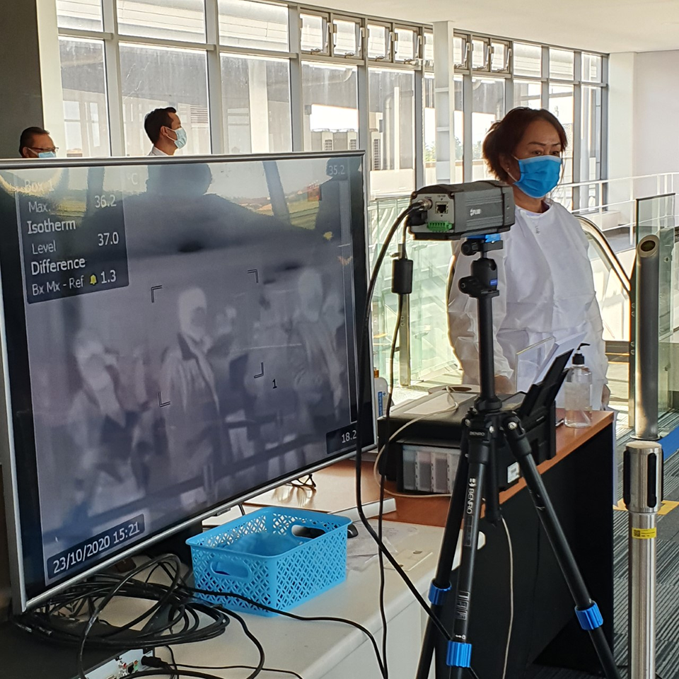 20201120-covid-19-air-travel-thermal-scanner 20201120-covid-19-air-travel-thermal-scanner