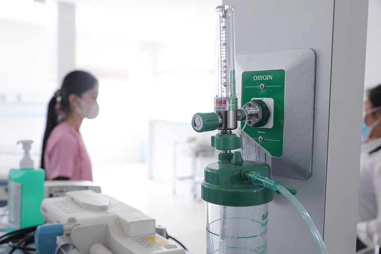 _XH22409 man checking the oxygen tanks