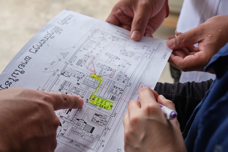 _XH22409 man checking the oxygen tanks