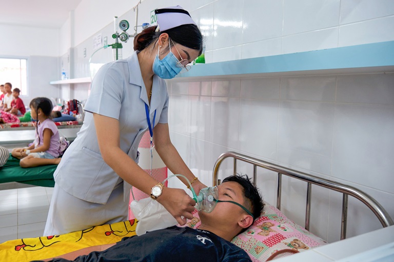 _XH22311 Staff checking the oxygen regulator