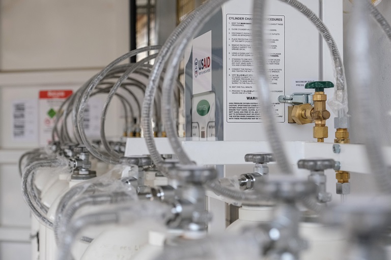 _XH22409 man checking the oxygen tanks