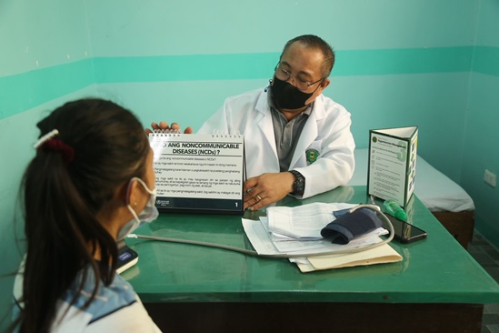 1995 A rural health physician in Iloilo explains how to prevent non-communicable diseases to a patient.